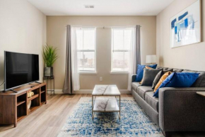 Lavish City View Apt - Mins to DT / Free Parking